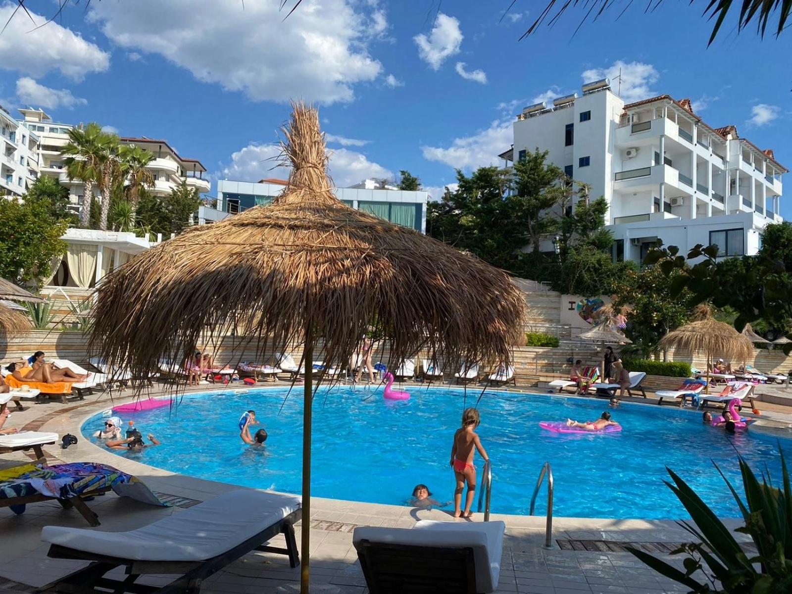 B&G Holiday Sarandë Exterior foto